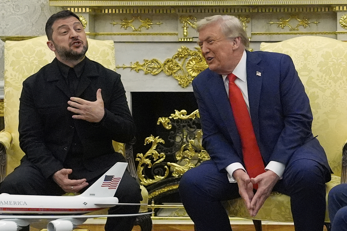 Presidenterna Volodymyr Zelenskyj och Donald Trump i Oval rummet. Foto: Julia Demaree Nikhinson/AP/TT