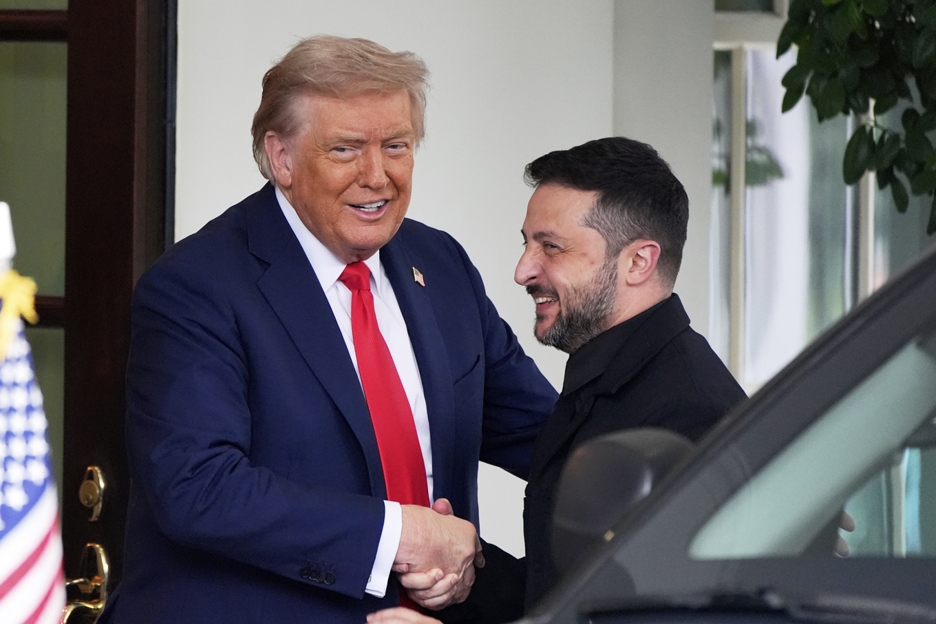 USA:s president Donald Trump hälsar på Ukrainas president Volodymyr Zelenskyj utanför Vita huset. Foto: Alex Brandon/AP/TT