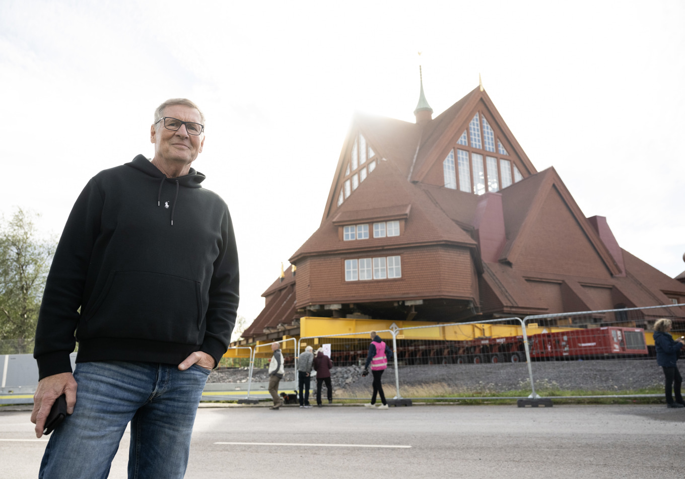"Här har man upplevt allt, dop, begravningar, bröllop, konfirmationer, skolavslutningar, konserter, rubbet", säger Bo Henriksson framför Kiruna kyrka. Foto: Fredrik Sandberg/TT