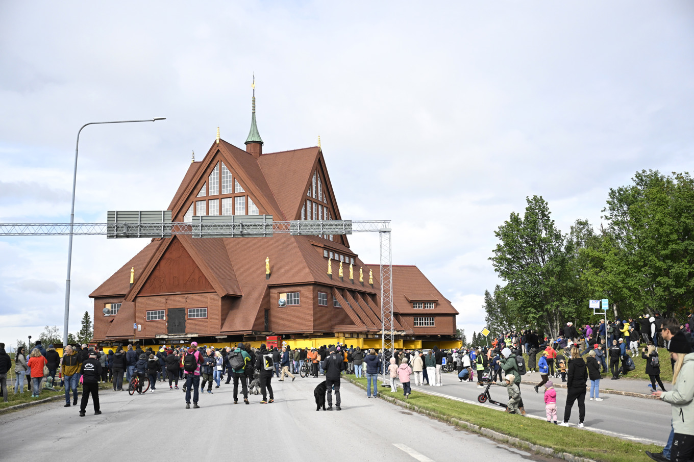Kiruna kyrka på väg från gamla centrum i staden mot sin nya plats under tisdagen. Ekipaget väntas anlända till slutdestinationen på onsdagseftermiddagen. Foto: Fredrik Sandberg/TT