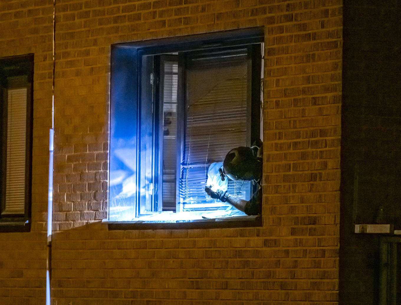 Polisens bombtekniker på plats och undersöker ett trasigt fönster på en lägenhet på i Malmö natten till tisdagen efter larm om en detonation. Foto: Johan Nilsson/TT