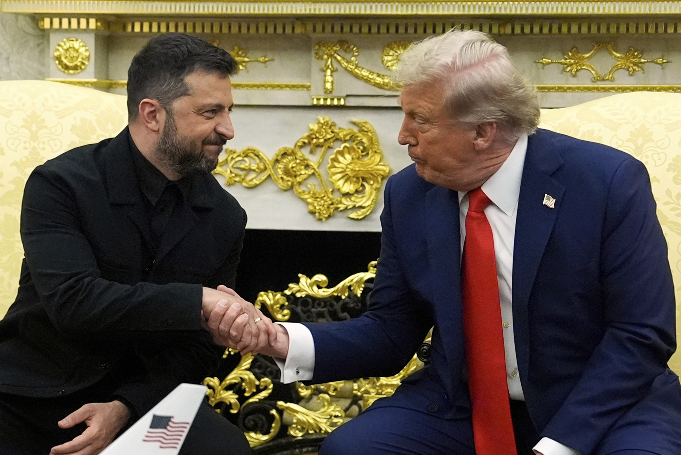 Ukrainas president Volodymyr Zelenskyj skakar hand med USA:s president Donald Trump i Ovala rummet på måndagen. Foto: Julia Demaree Nikhinson/AP/TT