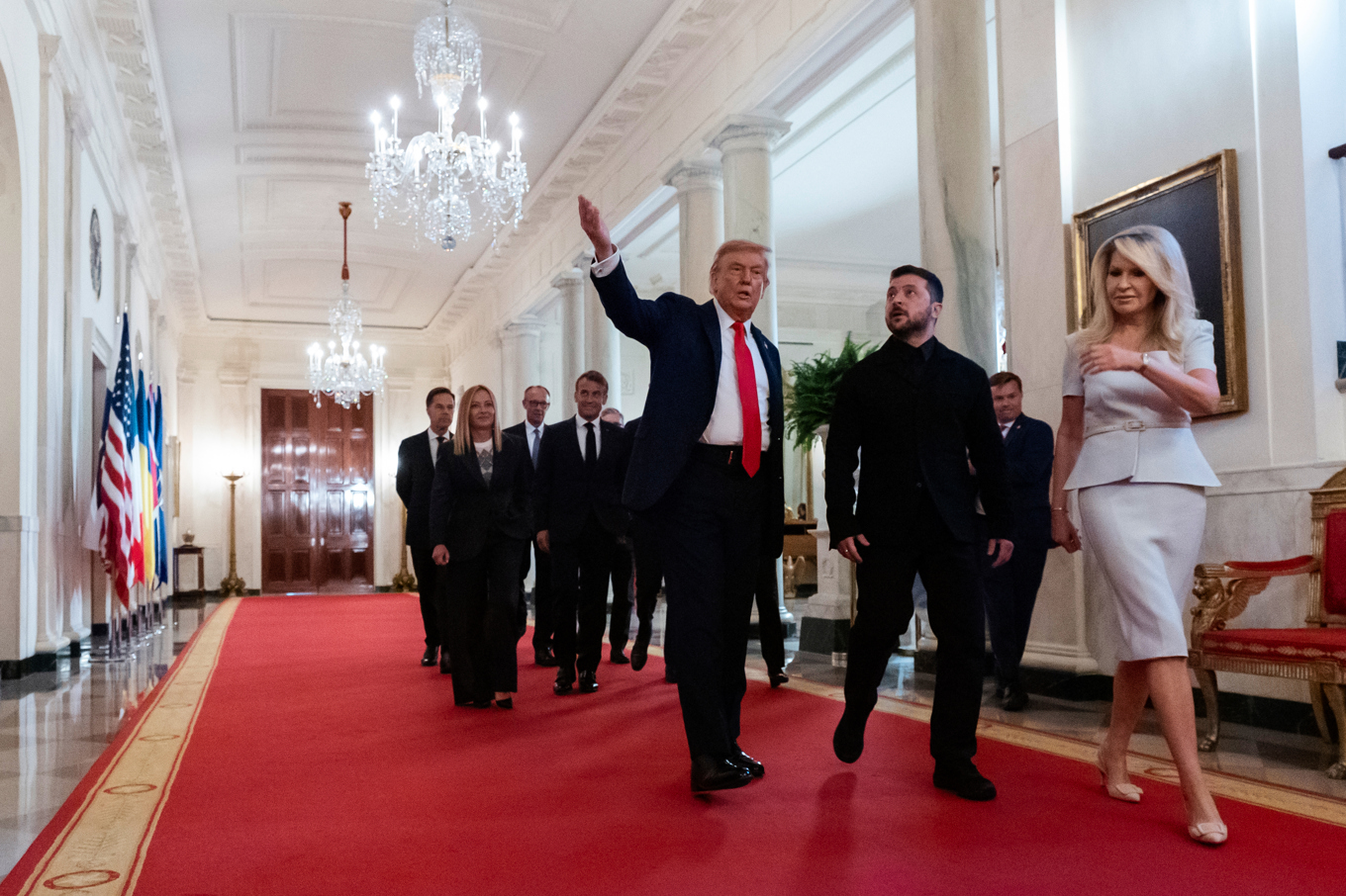 President Donald Trump och president Volodymyr Zelenskyj på promenad i Vita huset, följda av flera europeiska ledare. Foto: Alex Brandon/AP/TT