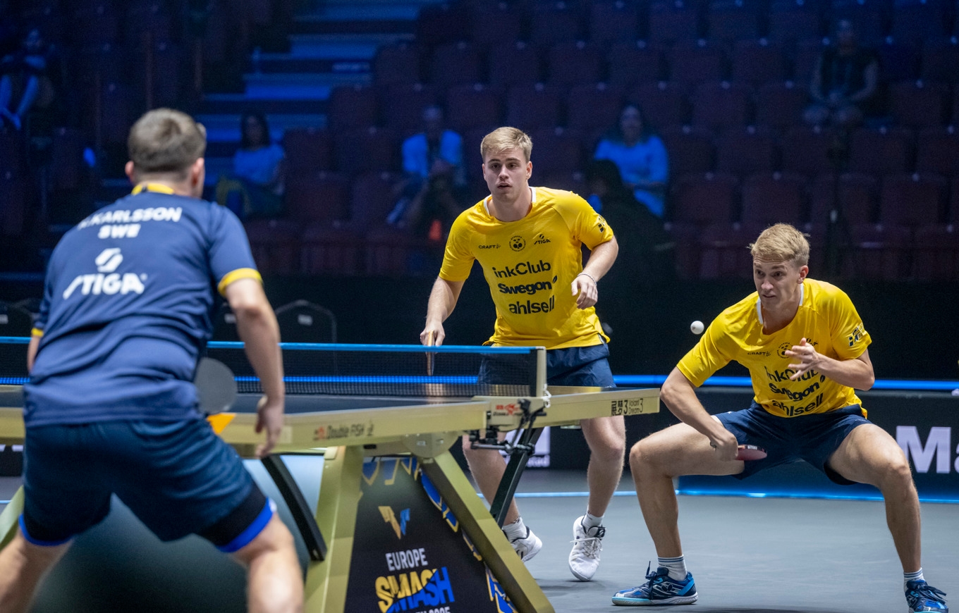 Helsvenskt dubbelmöte mellan Mattias Falck/Kristian Karlsson och Truls Möregårdh/Anton Källberg (bilden) i den första omgången av herrarnas dubbelturnering i WTT Grand Smash i Malmö Arena på tisdagen. Foto: Johan Nilsson/TT