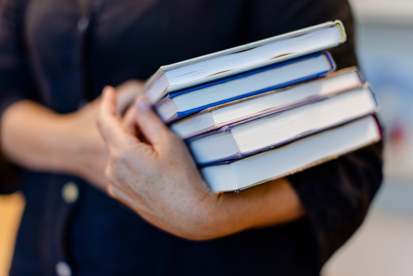 Danmark är oroliga för att ungdomar inte längre förstår enkel text och tar bort momsen på böcker. Arkivbild. Foto: Ali Lorestani/TT