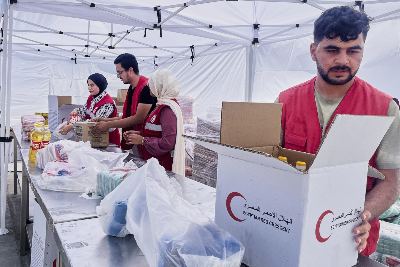 Hjälparbetare vid egyptiska Röda Halvmånen förbereder nödhjälp till Gaza vid ett logistikcenter. Arkivbild. Foto: Mayar Mokhtar/AP/TT
