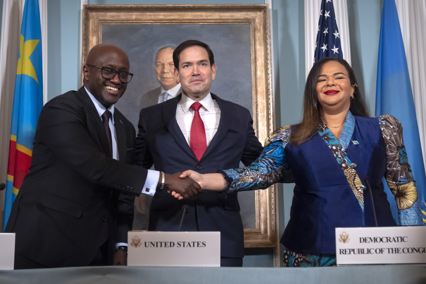 Rwandas utrikesminister Olivier Nduhungirehe, USA:s utrikesminister Marco Rubio och Kongo-Kinshasas utrikesminister Thérèse Kayikwamba Wagner vid signeringen av fredsavtalet den 27 juni i år. Foto: Mark Schiefelbein/AP/TT