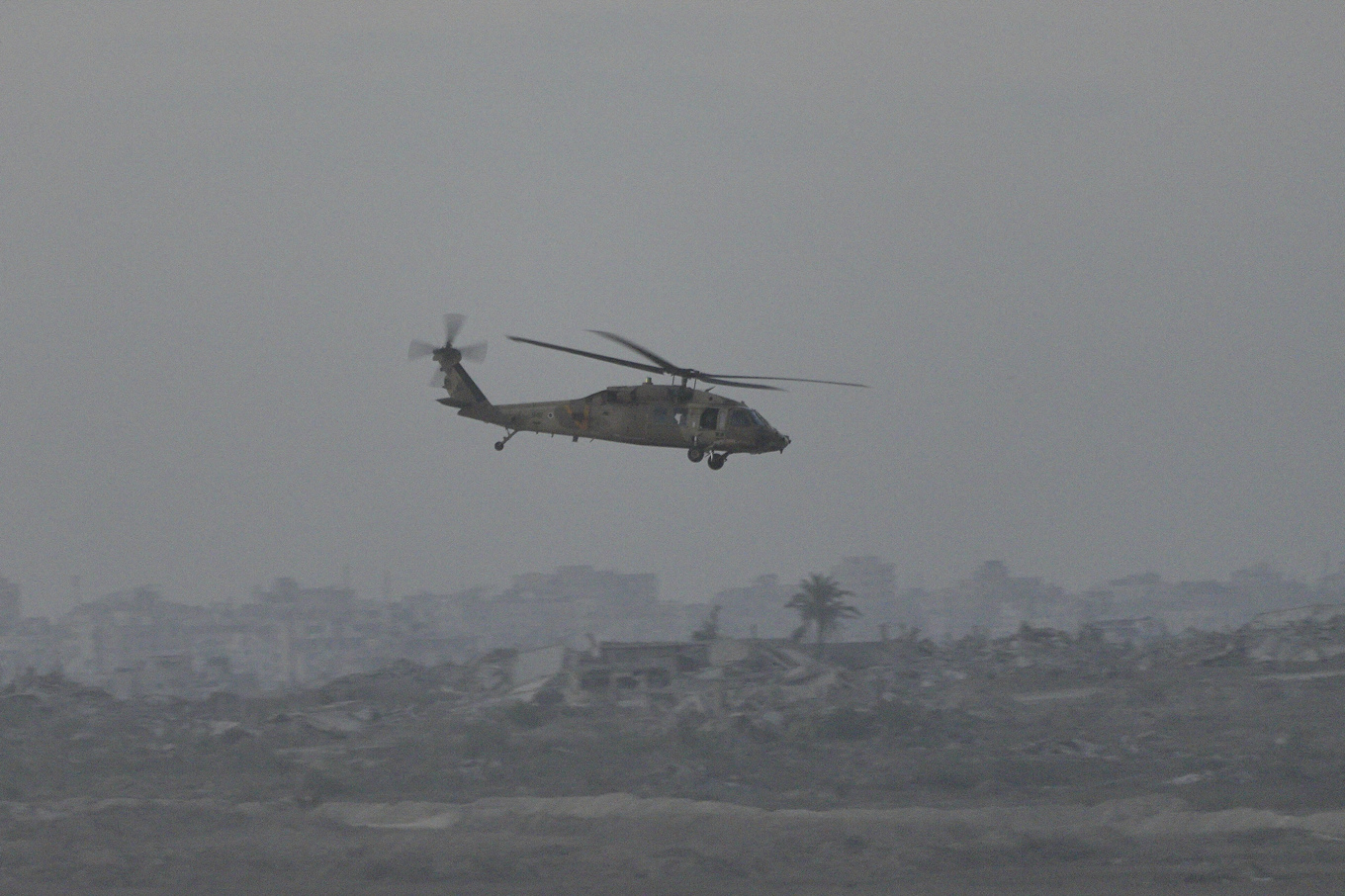 En israelisk militärhelikopter flyger nära gränsen mot Gaza den 18 augusti. Foto: Maya Levin/AP/TT