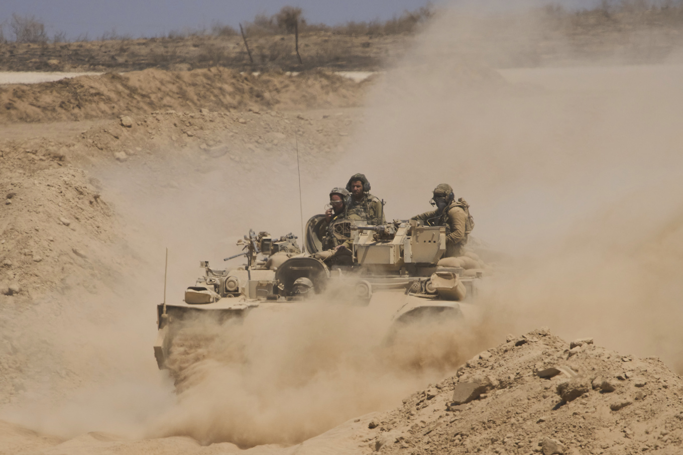 Israeliska soldater på väg från norra Gazaremsan till södra Israel i slutet av juli. Foto: Ariel Schalit/AP/TT