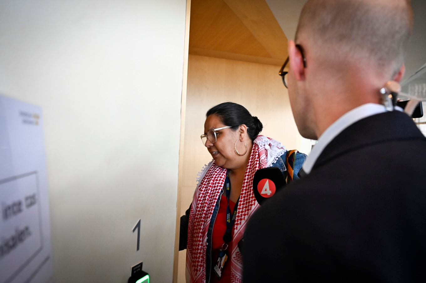 Lorena Delgado Varas vill inte svara på några frågor från journalister i riksdagen på torsdagen. Foto: Henrik Montgomery/TT