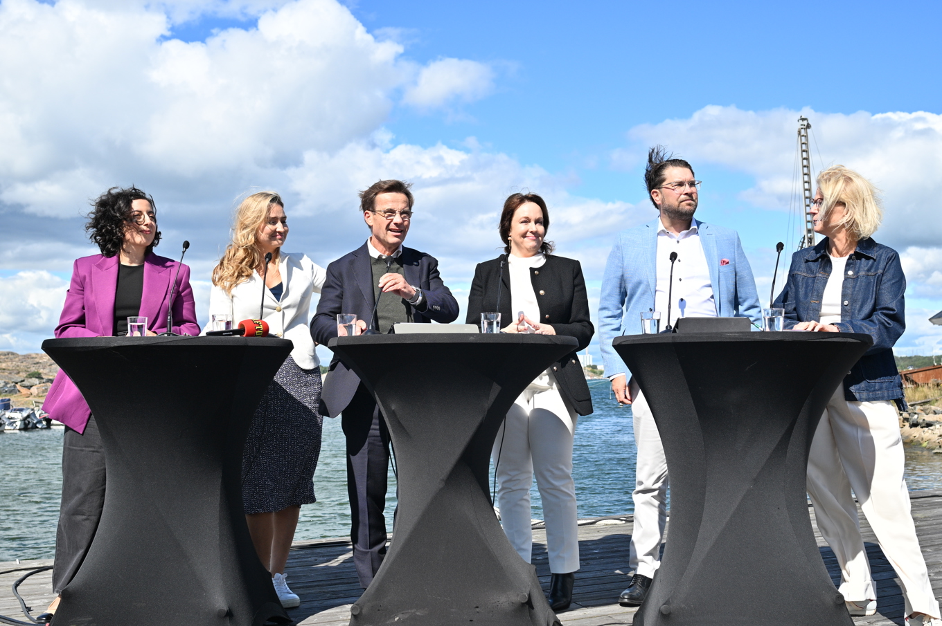Statsminister Ulf Kristersson (M) flankerad av energi- och näringsminister Ebba Busch (KD), utbildnings- och integrationsminister Simona Mohamsson (L), finansminister Elisabeth Svantesson (M), Jimmie Åkesson (SD) och Vattenfalls vd Anna Borg. Foto: Hanna Brunlöf/TT