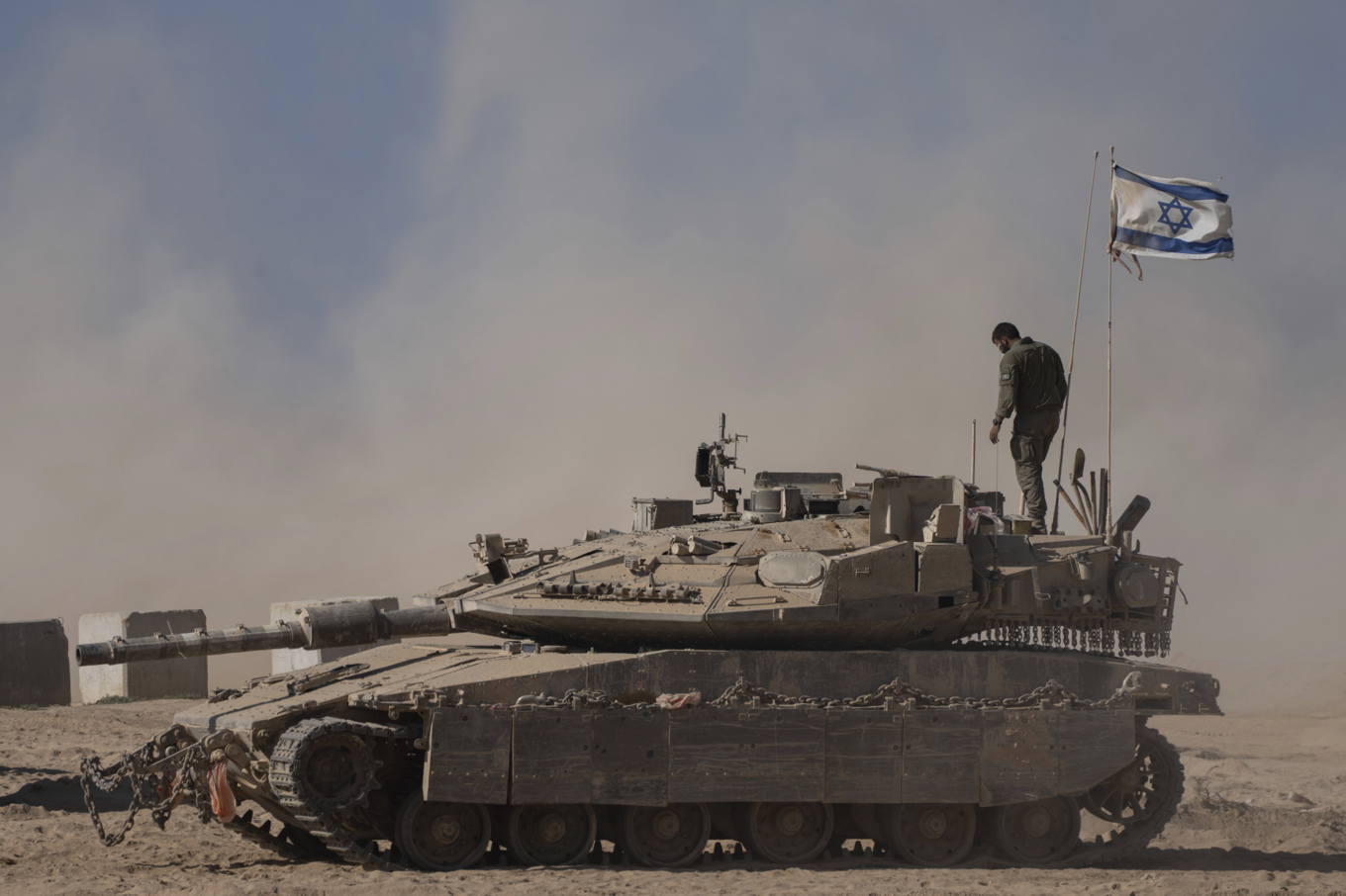 En israelisk soldat på ett stillastående stridsfordon nära gränsen till Gazaremsan på onsdagen. Foto: Maya Levin/AP/TT