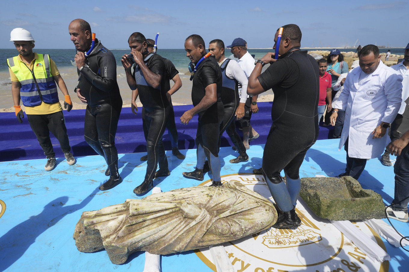 Statyer från en sjunken stad har lyfts ur havet med hjälp av dykare och kranar utanför Alexandria i Egypten. Foto: Amr Nabil/AP/TT