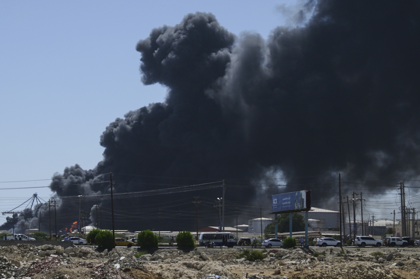Rök stiger efter en drönarattack utförd av rebellgruppen RSF i maj 2025. Arkivbild. Foto: AP/TT