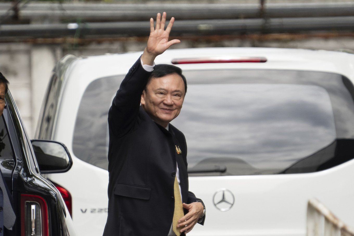 En glad Thaksin Shinawatra utanför domstolen i Bangkok. Foto: Arnun Chonmahatrakool/AP/TT