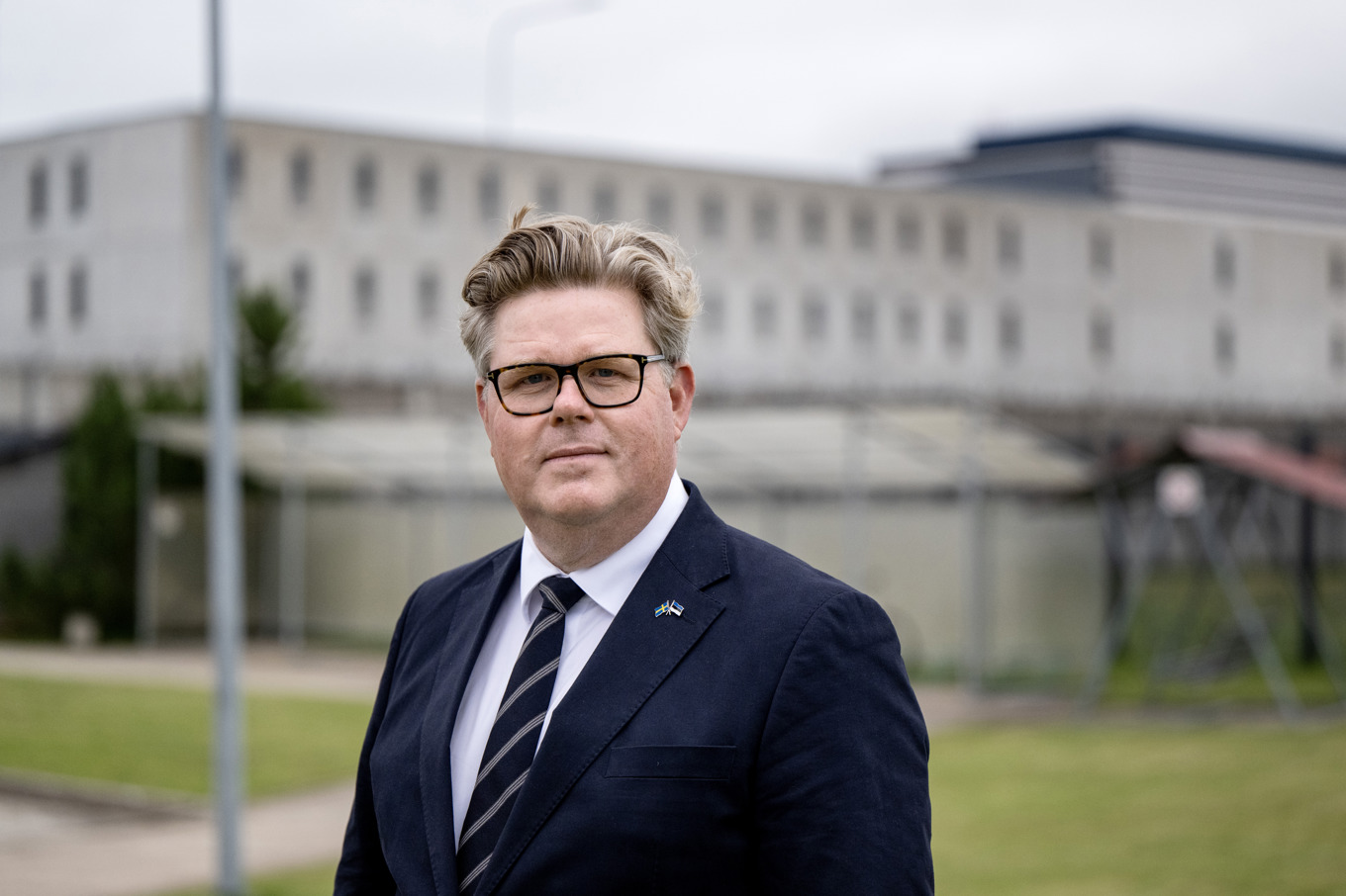 Justitieminister Gunnar Strömmer (M) framför fängelset i estländska Tartu. Foto: Christine Olsson/TT