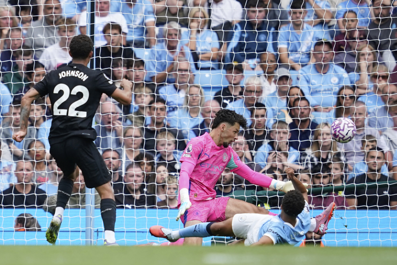 Brennan Johnson sköt 1-0 bakom James Trafford. Foto: Dave Thompson/AP/TT
