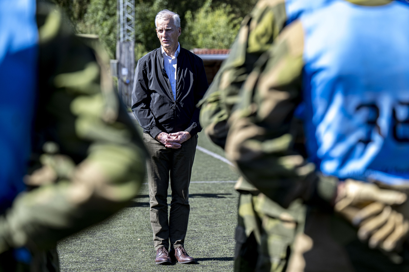 Norges statsminister Jonas Gahr Støre (Ap) besöker på lördagen ett militärläger under den pågående valkampanjen i landet. Foto: Carina Johansen/NTB/TT