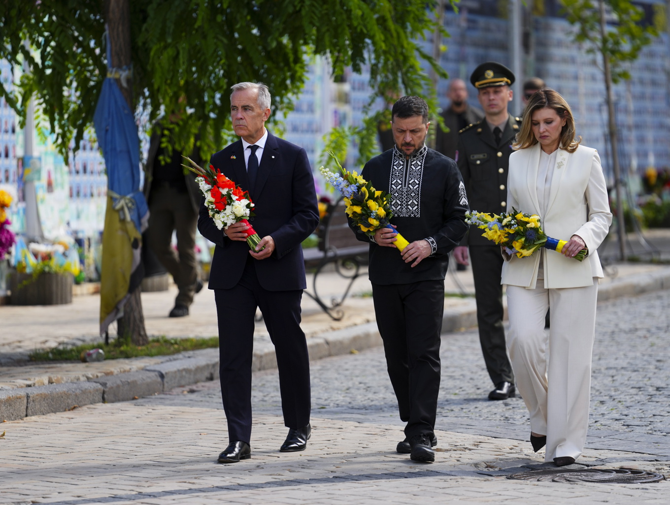 Kanadas premiärminister Mark Carney med Ukrainas president Volodymyr Zelenskyj och hans fru Olena Zelenska under en kransnedläggningsceremoni i Kiev under söndagen. Foto: Sean Kilpatrick/The Canadian Press via AP/TT