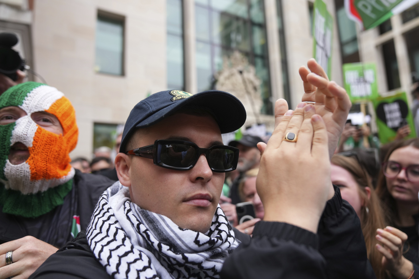 Liam O'Hanna, känd under artistnamnet Mo Chara, utanför Westminster Magistrates Court i London där han förra veckan åtalades för terrorbrott. Foto: Joanna Chan/AP/TT