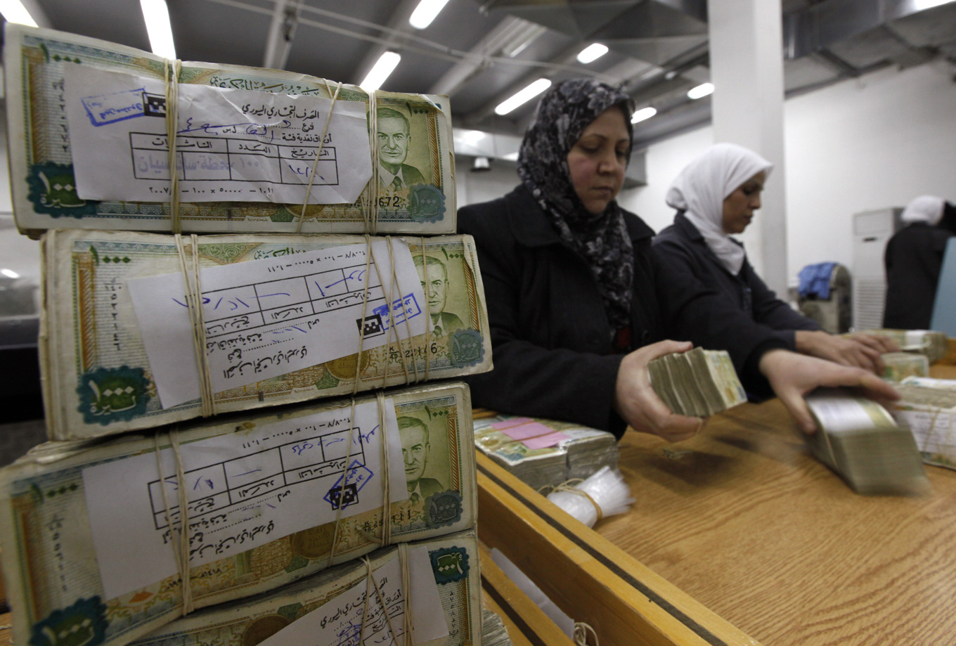 Kontanthantering vid Syriens centralbank. Arkivbild. Foto: Hussein Malla/AP/TT