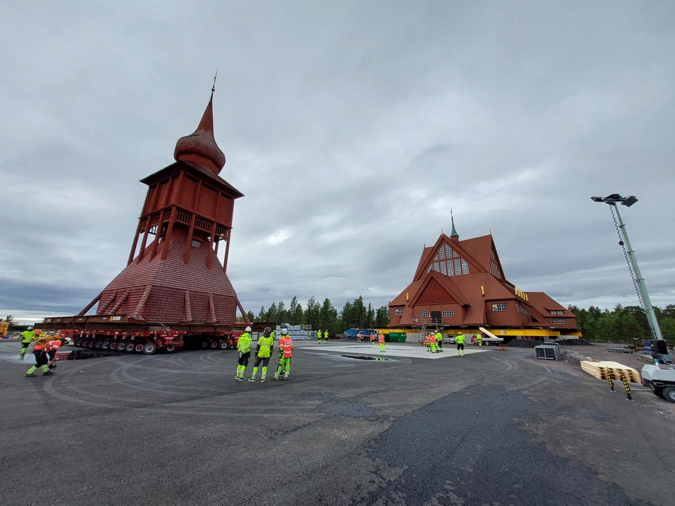 Nu har även Kiruna kyrkas klockstapel hamnat på sin nya plats. Pressbild. Foto: LKAB