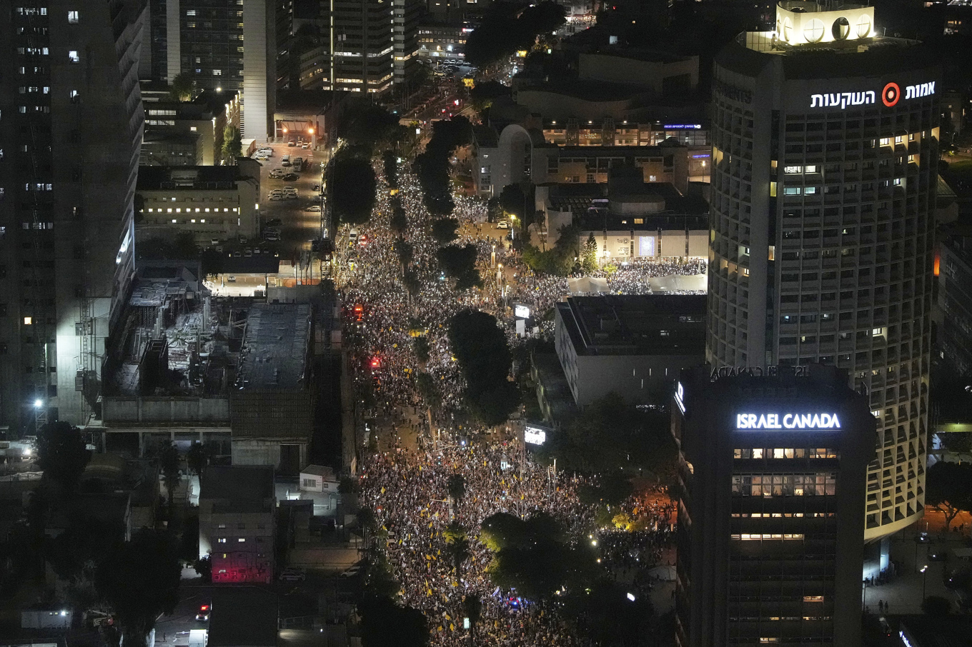 Massdemonstrationen i Tel Aviv mot den israeliska regeringen. Foto: Ohad Zwigenberg/AP/TT