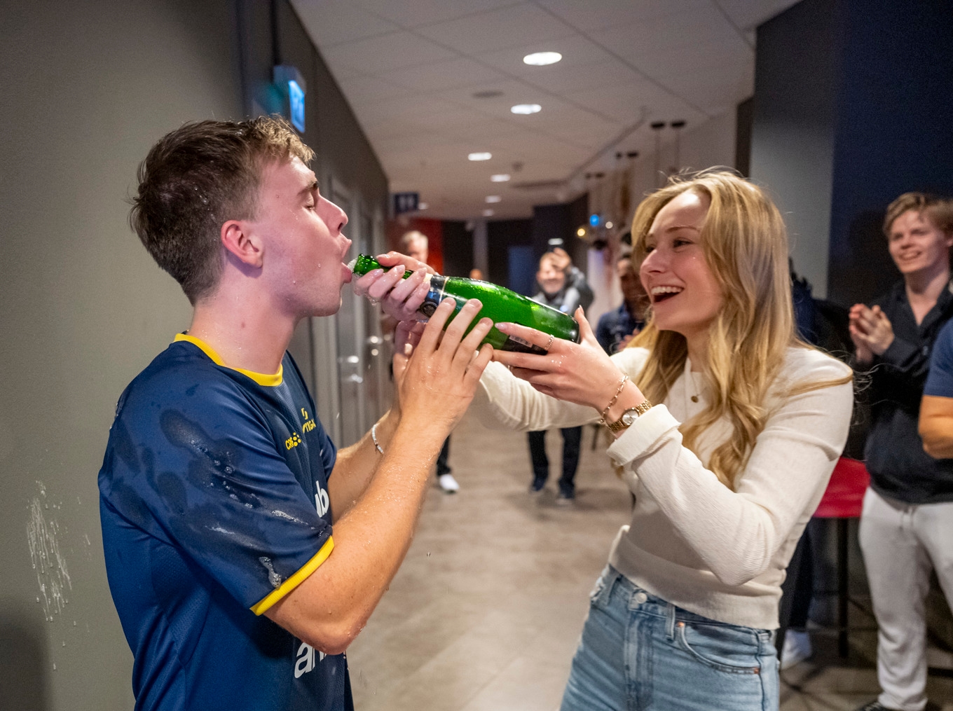 Truls Möregårdh firade segern i Europe Smash i Malmö arena med flickvännen Leah Muskantor. Festen fortsatte sedan på restaurang i Malmö och en sen natt i Köpenhamn. Foto: Johan Nilsson/TT