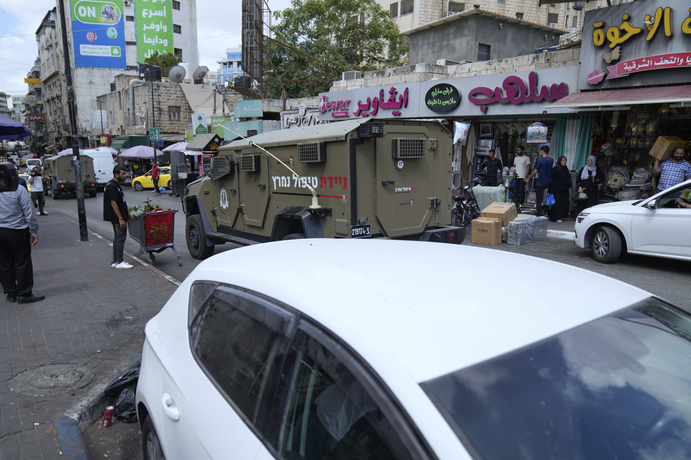 Israeliska militärfordon i Ramallah på Israelockuperade Västbanken på tisdagen. Foto: Nasser Nasser/AP/TT