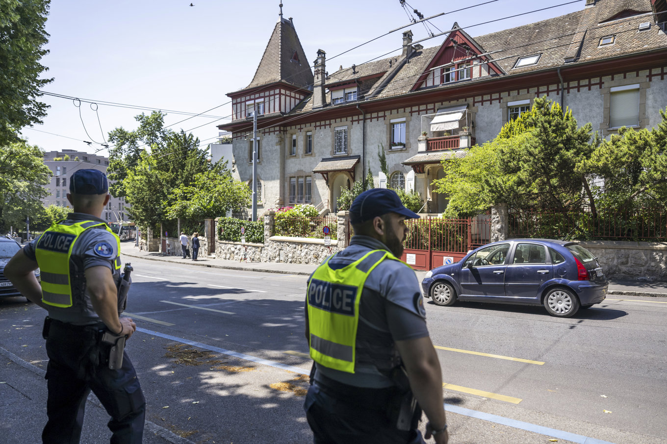 Polis vaktar tidigare förhandling mellan europeiska länder och Iran som hålls i Genève. Arkivbild. Foto: Martial TrezziniKKeystone via AP/TT