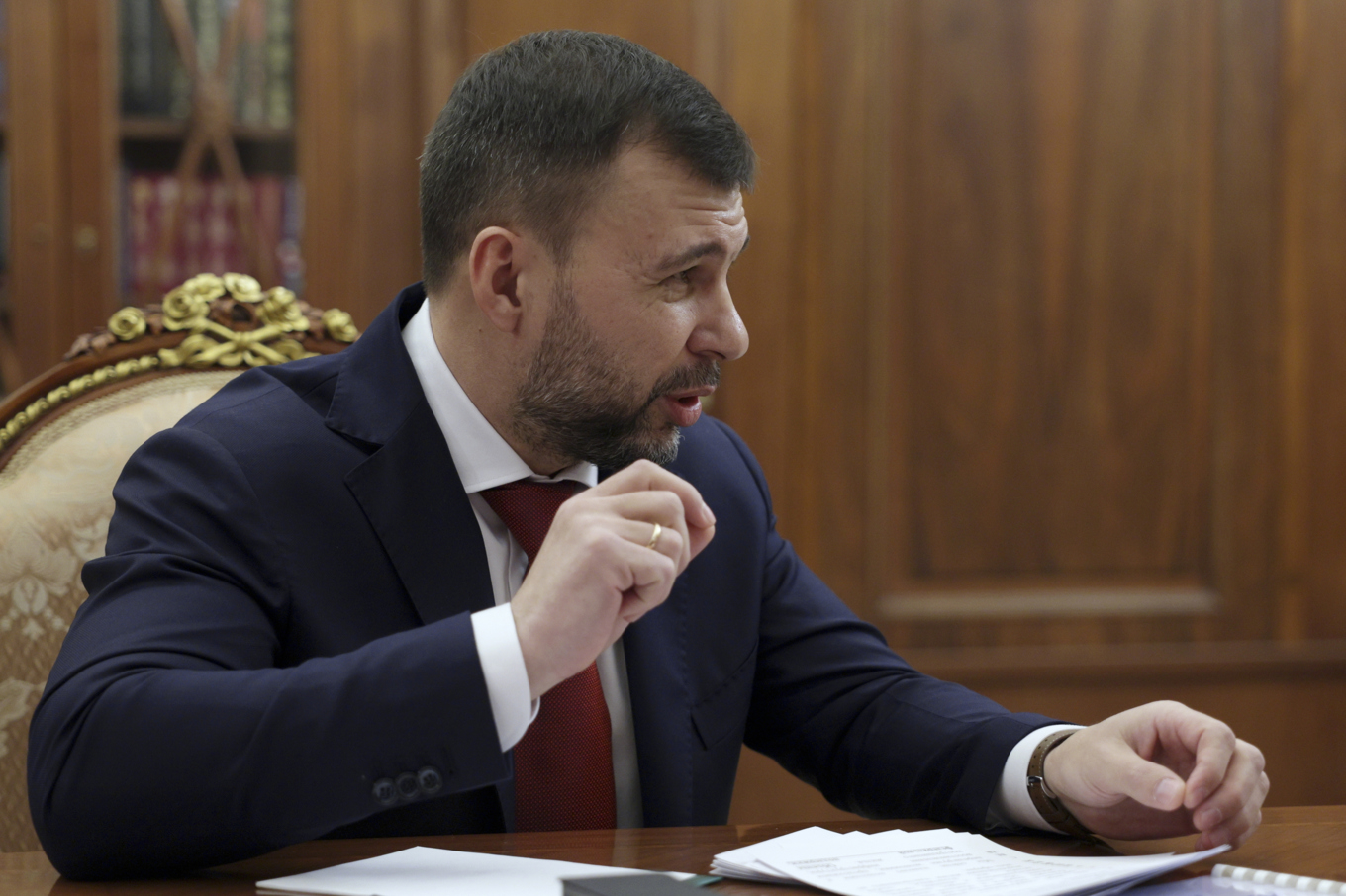 Arkivbild på den Moskvatrogne ledaren i ockuperade Donetsk, Denis Pusjilin. Foto: Gavriil Grigorov/Kremltrogna Sputnik via AP/TT