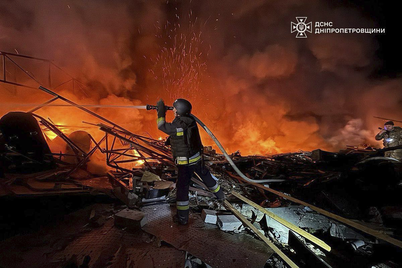 Räddningspersonal i en insats efter ryska drönarattacker mot Dnipropetrovsk under senvåren. Arkivbild. Foto: Ukrainas räddningstjänst via AP/TT