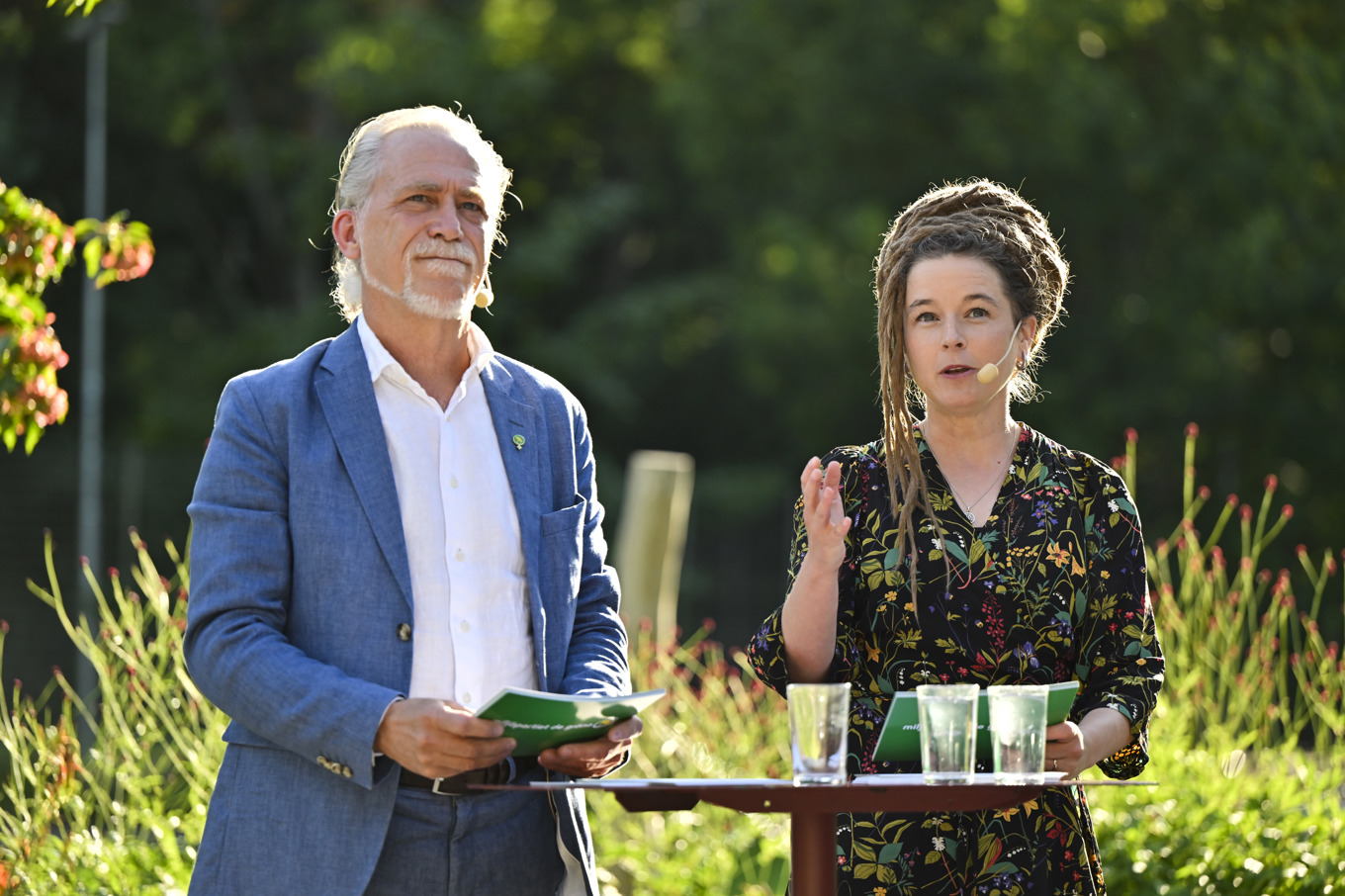 Miljöpartiets språkrör Daniel Helldén och Amanda Lind sommartalar i Lilla Blecktornsparken i Stockholm. Foto: Christine Olsson/TT