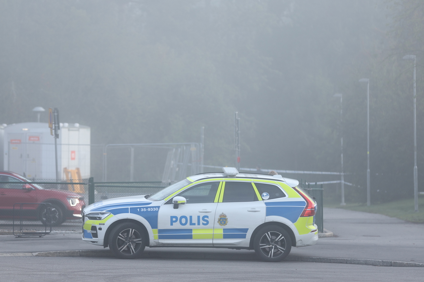 Två män skadades när de blev beskjutna i en bil på en parkering vid en skola i Viksjö i Järfälla. Foto: Caisa Rasmussen/TT