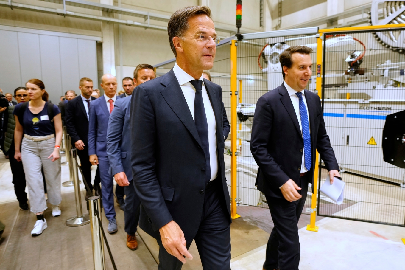 Natos generalsekreterare Mark Rutte fanns bland hedersgästerna när Rheinmetall öppnade en stor ammunitionsfabrik i Unterlüss i Tyskland. Foto: Markus Schreiber/AP/TT