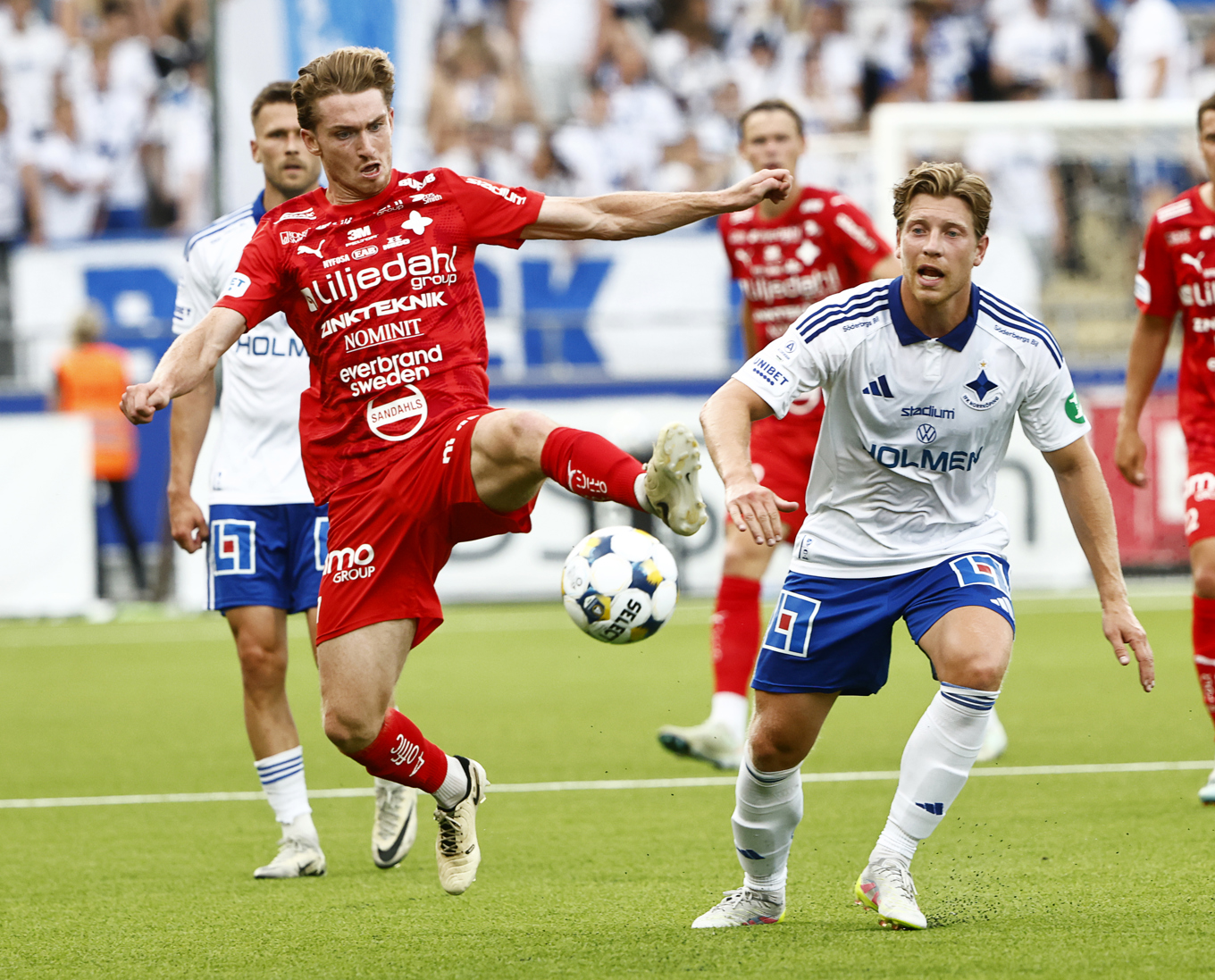 På Platinumcars Arena spelar man på konstgräs med SBR-granulat. Arkivbild. Foto: Stefan Jerrevång/TT