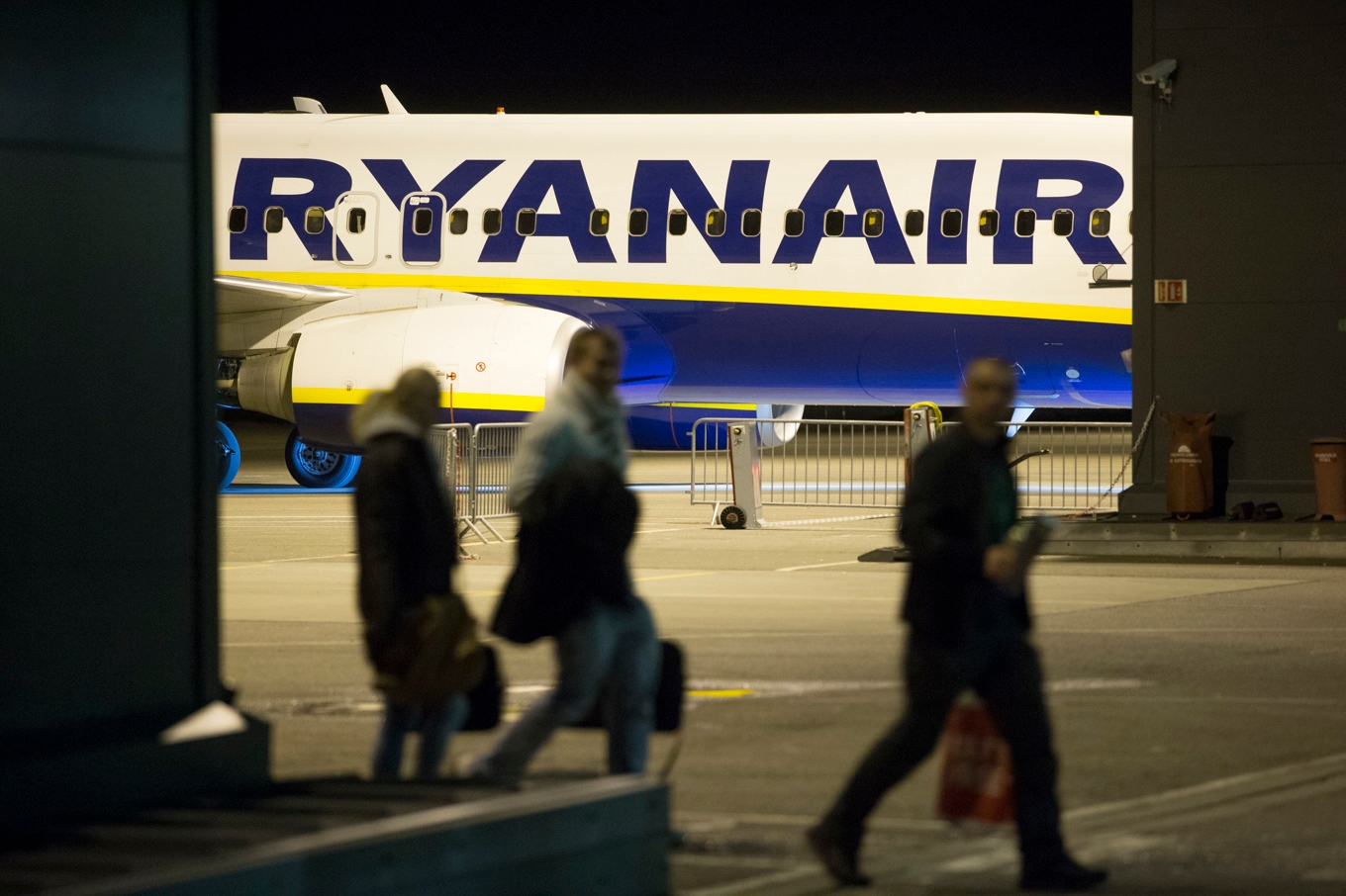 Flygbolaget Ryanair satsar hårdare på att fånga personer som försöker ta med bagage som överskrider storleksgränsen. Arkivbild. Foto: Håkon Mosvold Larsen/NTB/TT