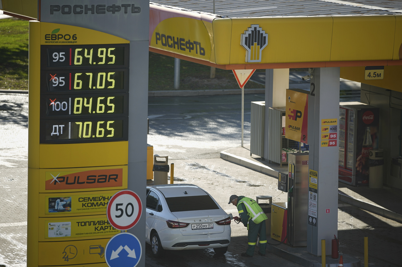 En man tankar sin bil i Moskva. Bild från i måndags. Foto: Pavel Bednjakov/AP/TT