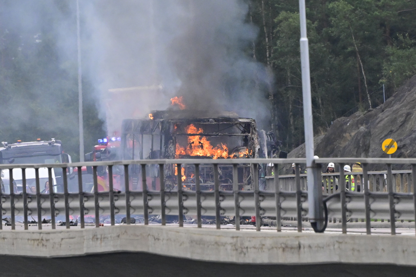 En buss brinner efter att ha krockat med en personbil på Värmdö utanför Stockholm. Foto: Jonas Ekströmer/TT