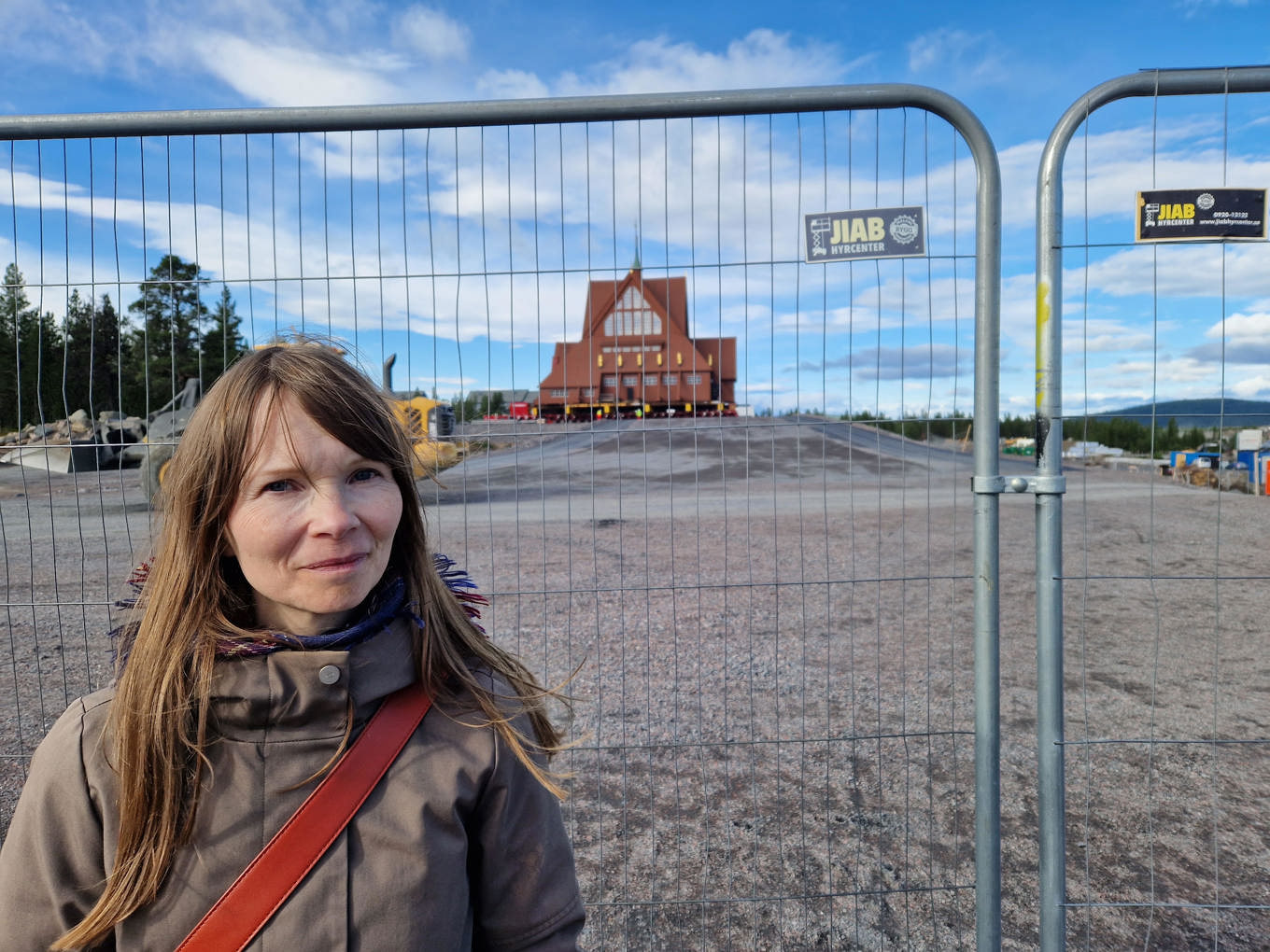 Journalisten och författaren Ann-Helén Laestadius framför Kiruna kyrka, efter att den flyttas fem kilometer från sin gamla plats till nya Kiruna centrum. Hon riktar skarp kritik mot beskedet från LKAB. Foto: Marc Skogelin/ TT