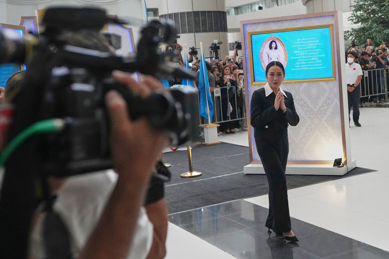 Thailands premiärminister Paetongtarn Shinawatra lämnar konstitutionsdomstolen den 21 augusti efter att ha gett sitt vittnesmål. Foto: Sakchai Lalit/AP/TT