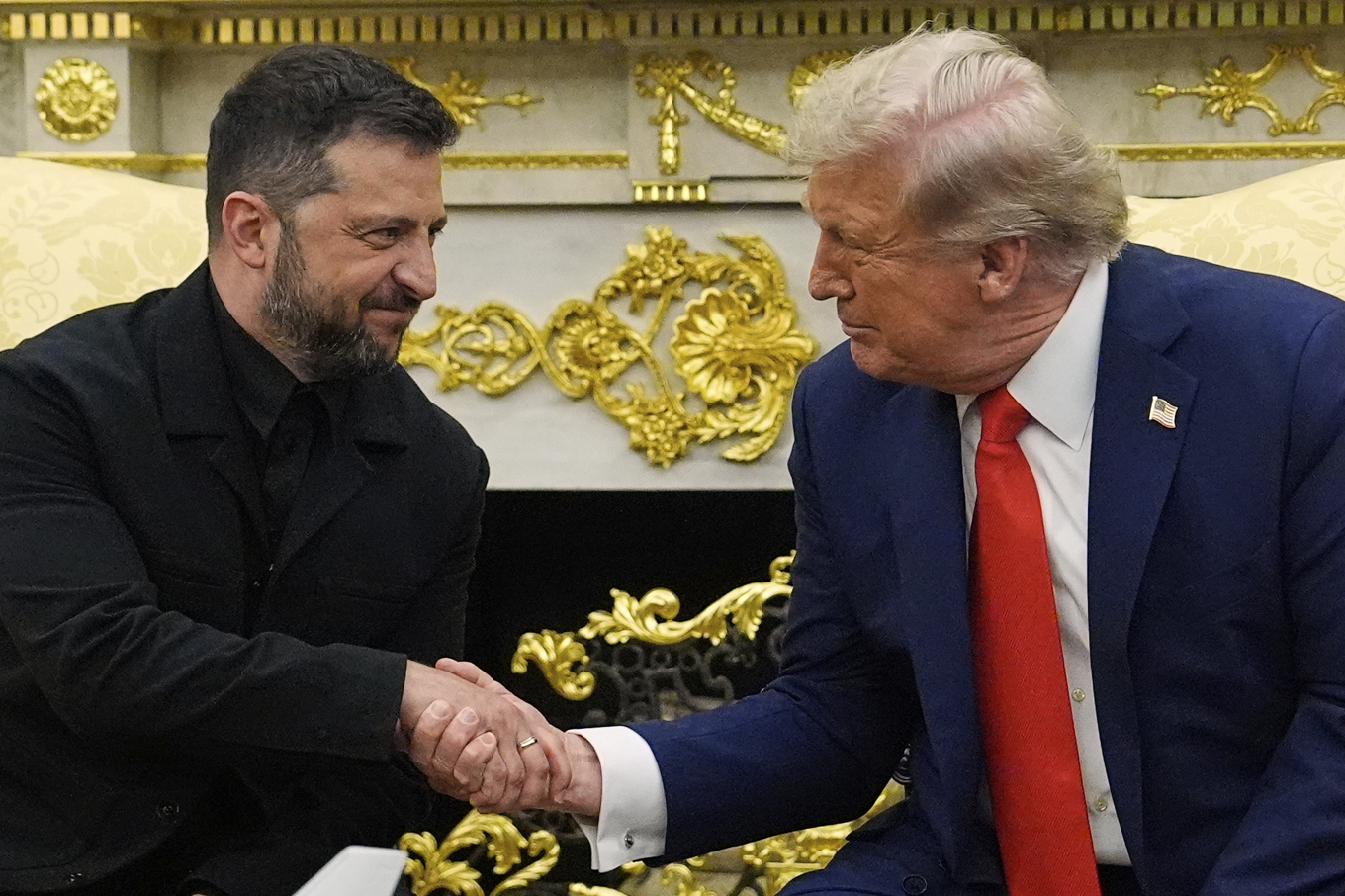 Ukrainas president Volodymyr Zelenskyj och den amerikanske presidenten Donald Trump skakar hand under den förres besök i USA den 18 augusti. Foto: Julia Demaree Nikhinson/AP/TT