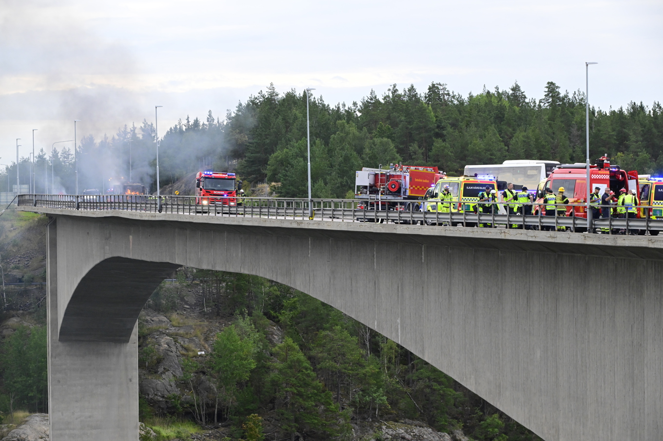 En buss och en bil började brinna på torsdagen efter en kollision på Farstabron i Värmdö kommun. Två män omkom. Foto: Jonas Ekströmer/TT