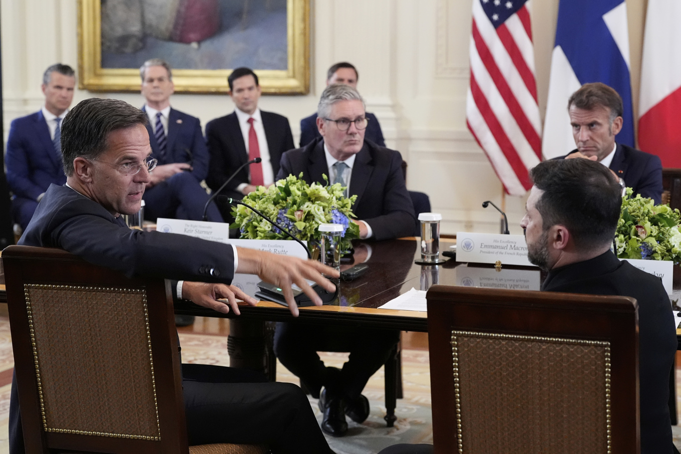 Natos generalsekreterare Mark Rutte, till vänster i förgrunden, i samtal med Ukrainas president Volodymyr Zelenskyj under ett möte i Vita huset den 18 augusti. Foto: Alex Brandon