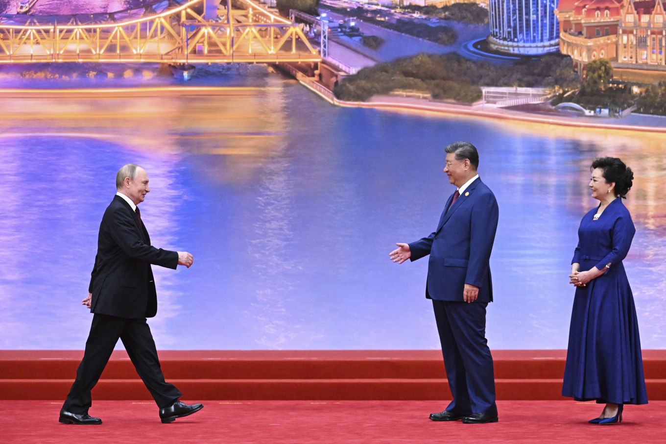 Rysslands president Vladimir Putin och Kinas ledare Xi Jinping hälsar på varandra inför toppmötet i Tianjin Foto: Sergei Bobylev Rysslands utrikesdepartement/AP/TT