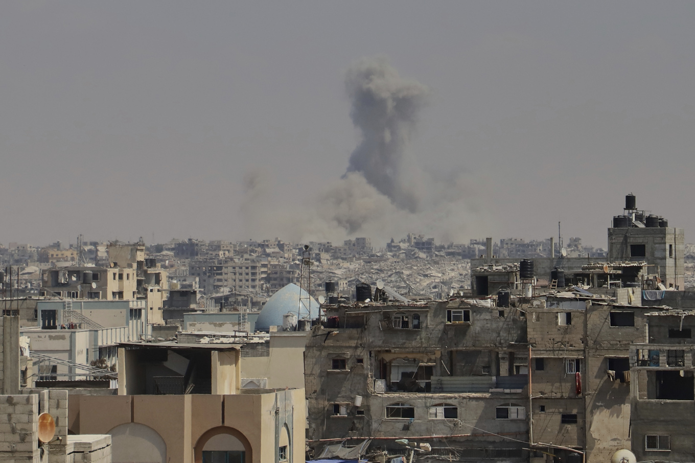 En annan attack mot Khan Yunis, på en bild från tidigare i augusti. Foto: Mariam Dagga/AP/TT