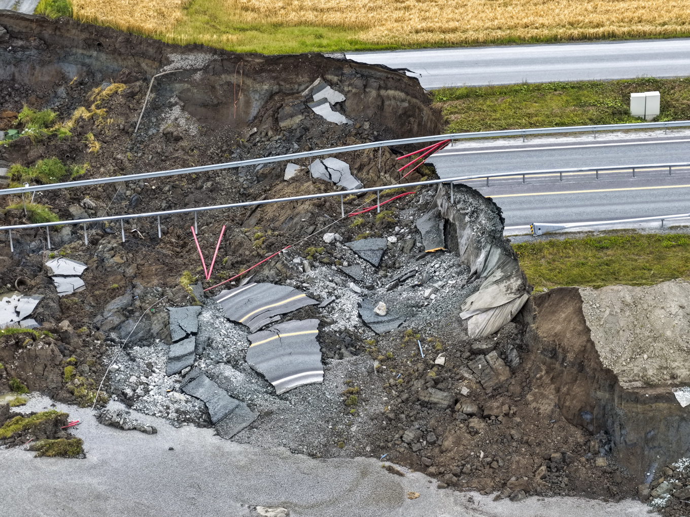 En dansk man som arbetade på platsen befaras omkommen i lördagens skred på E6, några mil nordost om Trondheim. Foto: Ole Martin Wold /NTB