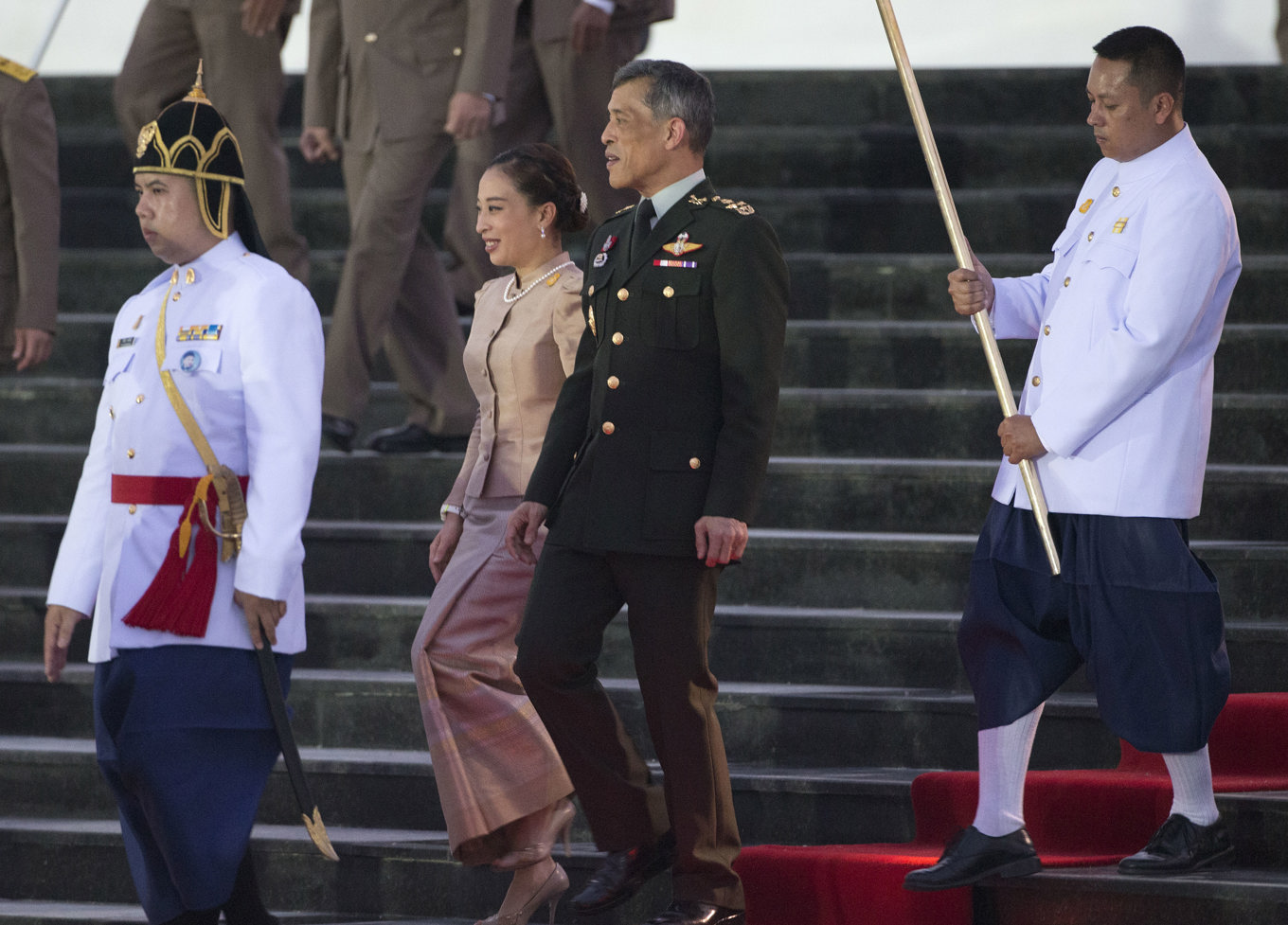 Thailands kung Maha Vajiralongkorn, då kronprins, med sin äldsta dotter Bajrakitiyabha i Hua Hin 2015. Arkivbild. Foto: Mark Baker/AP/TT