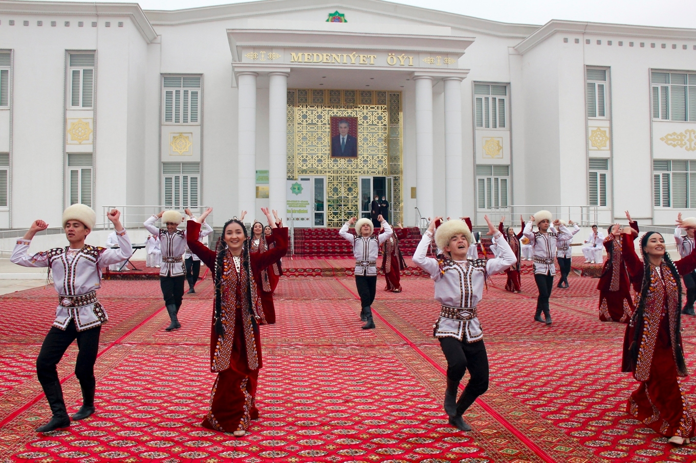 Dansare i traditionella turkmenska kläder vid en vallokal i Turkmenistans huvudstad Asjchabad 2022. Foto: Alexander Vershinin/AP/TT