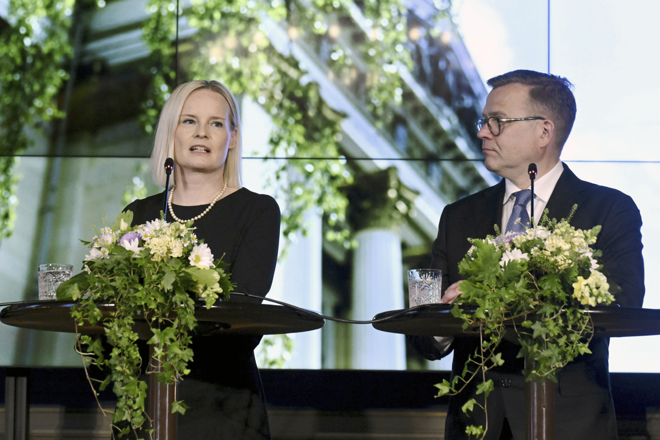 Finlands finansminister Riikka Purra, ordförande för Sannfinländarna, och statsminister Petteri Orpo, Samlingspartiet, när regeringen tillträdde 2023. Foto: Jussi Nukari/Lehtikuva/AP/TT